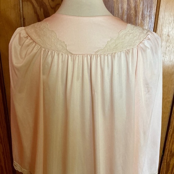 Vintage 60s feminine lace trimmed robe - Picture 10 of 11